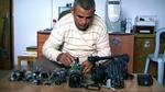 Smadrede. Emad Burnat med de fem kameraer, der er blevet ødelagt af israelerne under optagelserne til dokumentaren, hvis titel netop her til. 