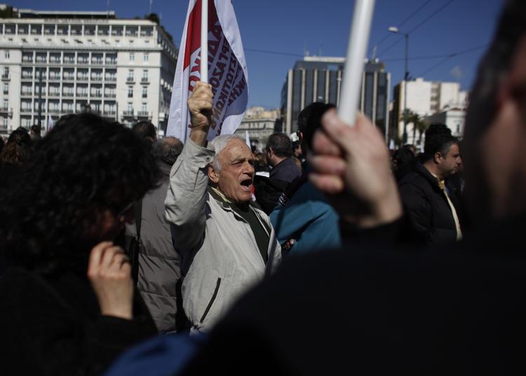 UTILFREDSHED. Talrige sparepakker har fået grækerne til at miste tålmodigheden med landets politikere. 