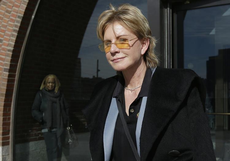 Bestseller. Retten i Boston afgjorde med forholdvis kort betænkningstid retssagen til Patricia Cornwells fordel. Hendes advokat havde ellers advaret om, at domsmændene kunne finde på at være kritiske over for en kvinde, der har helikoptere og privatfly, udskriver store summer til politiske kandidater, har en sjælden og umådelig kostbar bogsamling, og som hævder at have smidt kvitteringen på Ferrari'en væk. 