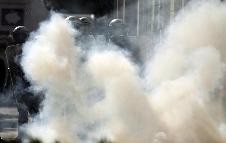 Uro. Politiet har været nødt til at bruge tåregas mod demonstranterne i Athen under en varslet 24-timers strejke. 
