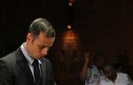 Drabsanklaget. Oscar Pistorius står med bøjet hoved på anklagebænken under retsmødet i Pretoria i Sydafrika. 