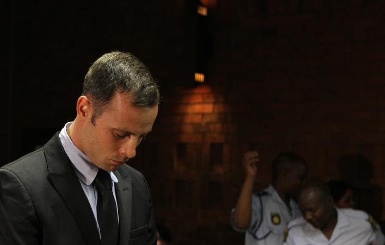 Drabsanklaget. Oscar Pistorius står med bøjet hoved på anklagebænken under retsmødet i Pretoria i Sydafrika. 