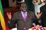 Hård. Mugabe er dog kendt for at slå hårdt ned på folk, der stiller spørgsmålstegn ved hans fysiske formåen. Da præsidenten sidste år fyldte 88 år, blev en mand stillet for retten, fordi han på en bar spøgefuldt ytrede, at Mugabe måske ikke var stærk nok til at puste ballonerne op til sin fødselsdagsfest. 