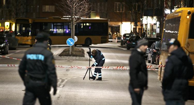 Skyderi. Politiet tøver med at kalde skyderiet på Frederiksberg for et bandeopgør på grund af måden, manden blev skudt på. Det skete på klos hold, hvorefter gerningsmanden løb fra stedet. 