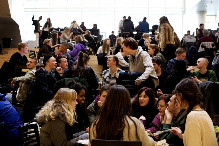Husleje. Som en økonomisk håndsrækning til deres forældre er flere gymnasieelever nødt til at betale husleje, selvom de bor hjemme. 