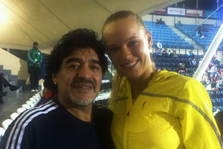 Topmøde. En verdensmester i fodbld fra 1986 og en tidligere verdensetter i tennis, Diego Maradona og Caroline Wozniacki, mødtes i Dubai i går. 