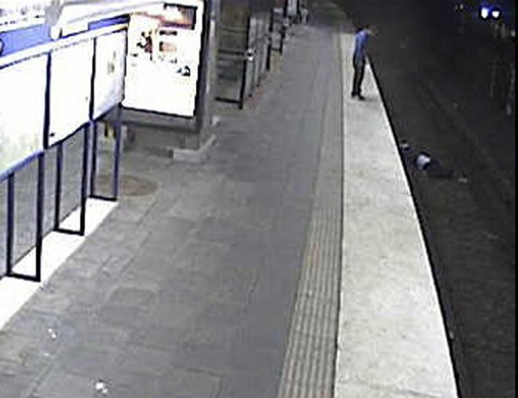 TYVERI. Billederne fra tunnelbanestationen viser tyven kigge ned på den bevidstløse mand. Kort efter dette billede hoppede han ned og tømte lommerne på offeret, som han efterlod i hjælpeløs tilstand. 