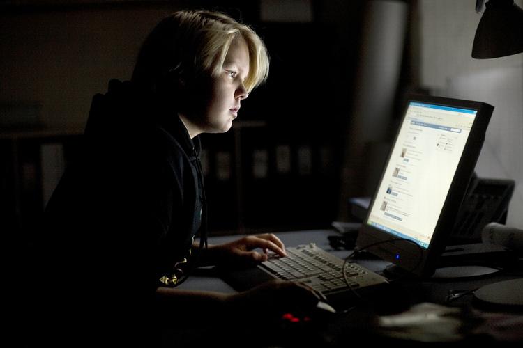 Internet. De unge lever en stor del af deres sociale liv på cyperspace. (arkivfoto) 