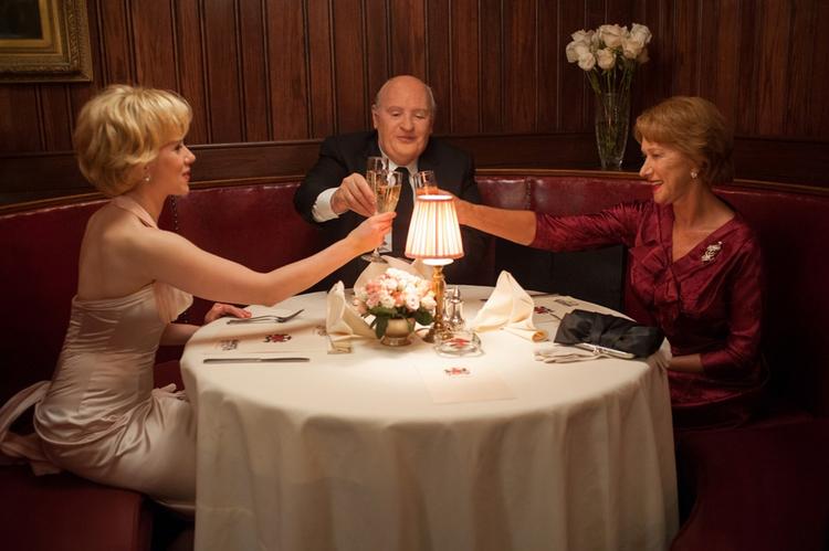 stjernebesat. Scarlett Johansson er  skuespilleren Janet Leigh (hende fra brusebadsscenen), Helen Mirren spiller Hitchcocks kone Alma, mens Anthony Hopkins har rollen som gyserinstruktøren. Filmen har premiere i dag. 