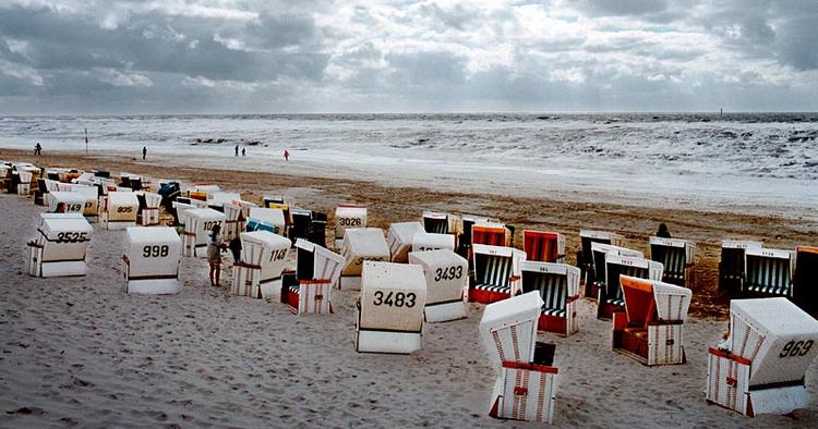 Sylt. Luften er som champagne, bølgerne som rovdyr, og huspriserne høje som Alperne. Den tyske ferieø virker som en magnet på de nøgne, de rige og de smukke. I Nordens Saint Tropez kan man få en 'tour de natur' - garneret med femstjernet luksus. 