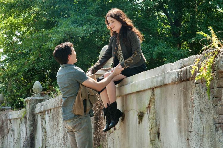 Overspillet.  Alden Ehrenreich og Alice Englert spiller bedre, end filmen fortjener. 