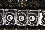 lokalt. I SuperBrugsen i Stege kan man  købe øl fra Bryghuset Møn, sennep fra Nyord, sukkervarer fra Møn  Bolcher og æg fra Store Elmue Gård.  Nu er super- markedet blevet forbillede for andre SuperBrugsener, hvor Coop har ambitioner om  at invitere i alt 500 lokale småproducenter ind  på hylderne.   Foto: SuperBrugsen 