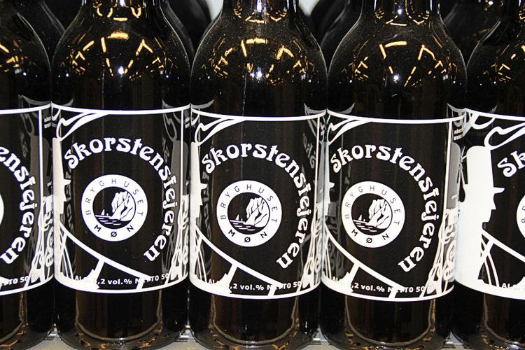 lokalt. I SuperBrugsen i Stege kan man  købe øl fra Bryghuset Møn, sennep fra Nyord, sukkervarer fra Møn  Bolcher og æg fra Store Elmue Gård.  Nu er super- markedet blevet forbillede for andre SuperBrugsener, hvor Coop har ambitioner om  at invitere i alt 500 lokale småproducenter ind  på hylderne.   Foto: SuperBrugsen 