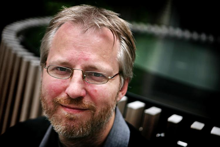 Vækstkrav. Kære politikere - lad os dog geare lidt NED, skriver Rune Engelbreth Larsen. 