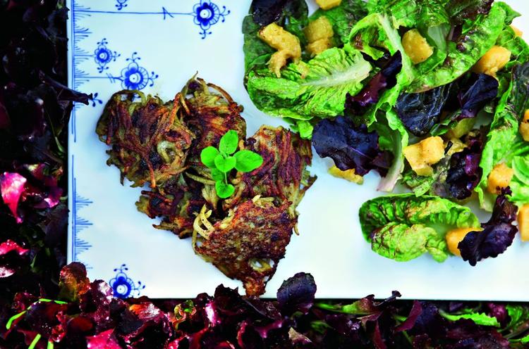 revet delle. Man kan også lave kartoffelfrikadellerne, som er en røsti, med et enkelt æg. Det binder ingredienserne sammen og giver lidt animalsk tilskud til retten. 