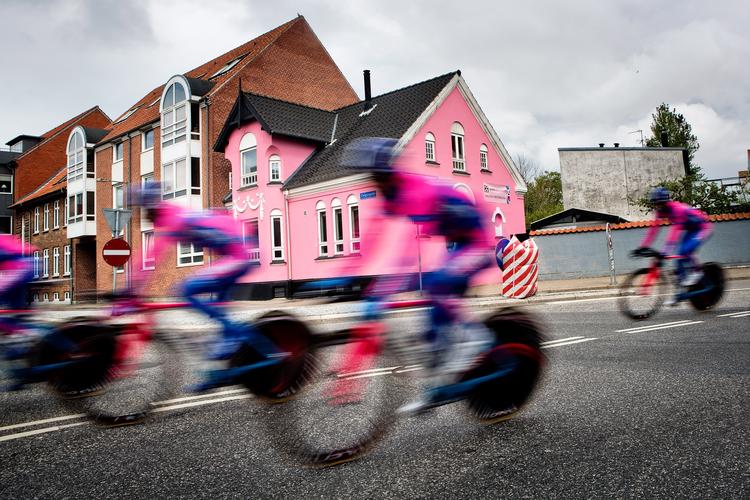 Lyserødt. Både byen og dens borgere var klædt på til lejligheden, da Herning var vært for starten på Giro d'Italia. 