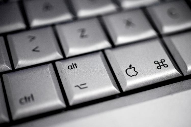 angreb. Apple-brugere udsættes stadigt oftere for angreb, som tidligere næsten kun brugere af  for eksempel Windows-styresystemet var ofre for. 