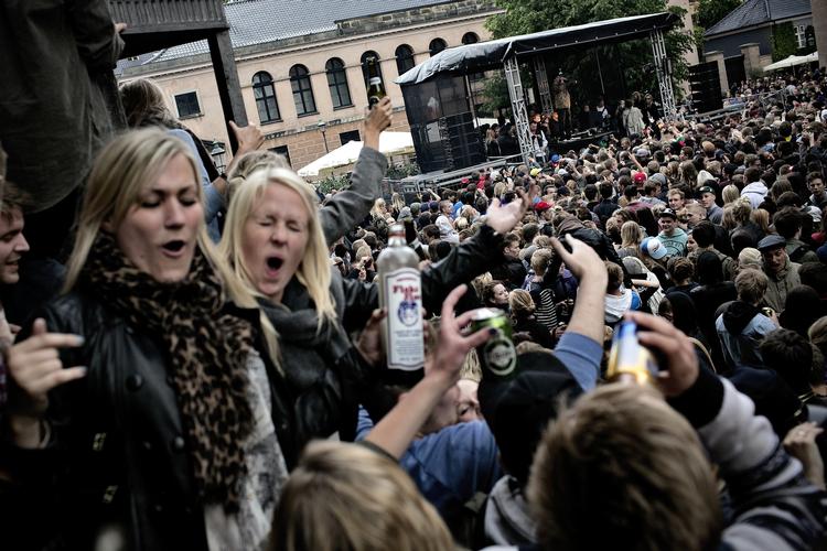 Fest. Distortion arrangerer i år ikke gadefester i City som her ved sidste års fest ved Vor Frue Kirke. Til gengæld er der som noget nyt i år havnefest på Refshaleøen ved Christianshavn. 
