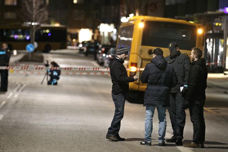 Skyderi. Den 27-årige blev skudt på klos hold, hvorefter gerningsmanden løb fra stedet. 