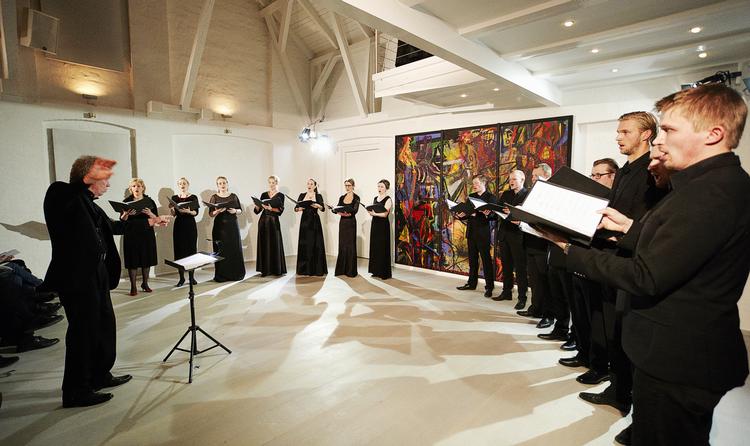 Vokalfløde. De 16 aflønnede  medlemmer af Mogens Dahl Kammerkor sang ikke alene ny svensk kormusik, men også kendte sange af Carl Nielsen og et dramatisk drømmeværk af Per Nørgård. 