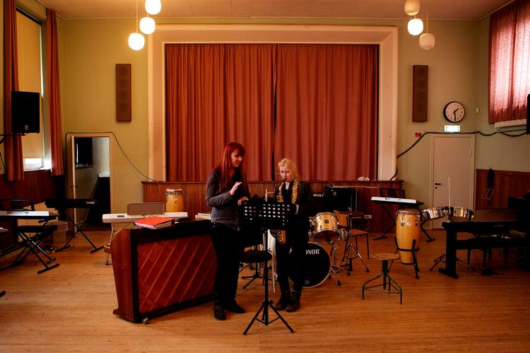 Kulturkontraster. I Stouby i Hedensted Kommune øver Solveig Bratland sig på 'Den lyserøde panter'. 