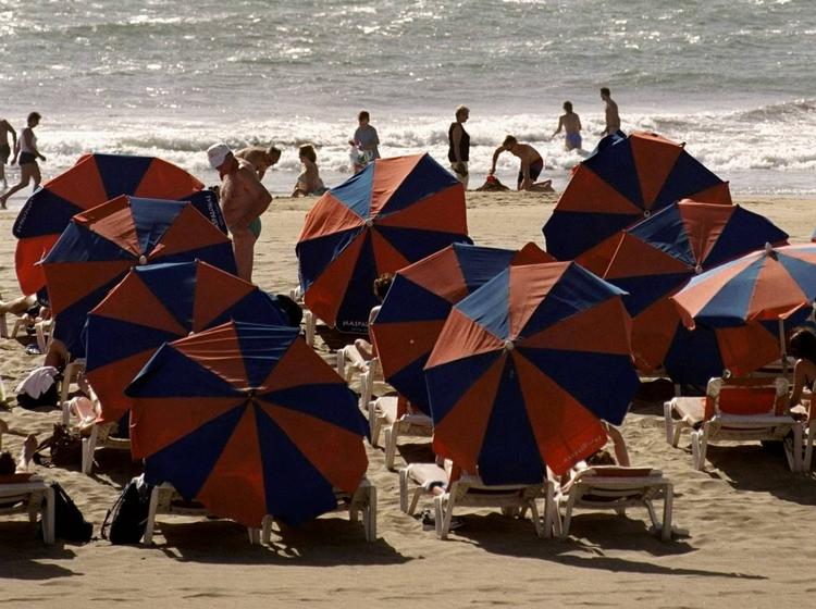 feriemad. Spanske myndigheder har belaglagt 7.000 burgere, der var bestemt for restauranter på De Kanariske Øer. 