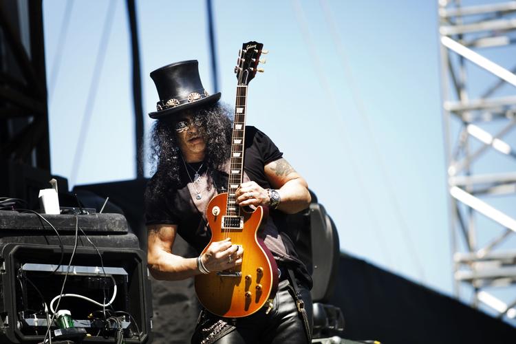 Slash. På søndag kan du høre en af legenderne inden for rock-guitarister, når han spiller koncert på Frederiksberg. 