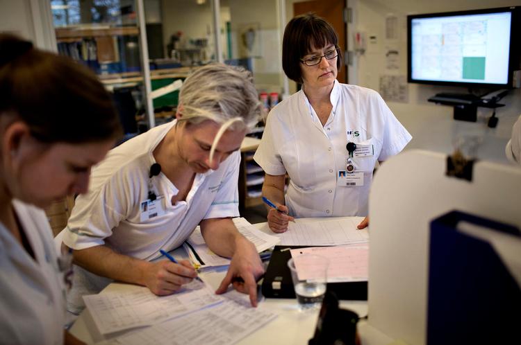 Status. Personalet gennemgår dagens patienter på Frederiksberg Hospital. 