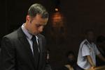 Sigtet. Oscar Pistorius står det meste af tiden med hovedet bøjet, skriver journalister til stede i retten i Pretoria. 