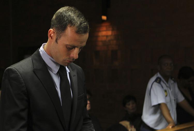 Sigtet. Oscar Pistorius står det meste af tiden med hovedet bøjet, skriver journalister til stede i retten i Pretoria. 