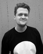 Tur/retur. Forbrændingen henter og bringer publikum til Nikolaj Nørlunds koncert i Albertslund i aften. »Vi vil jo have folk ud til Forbrændingen«, som den kunstneriske leder, Esben Marcher, siger. 