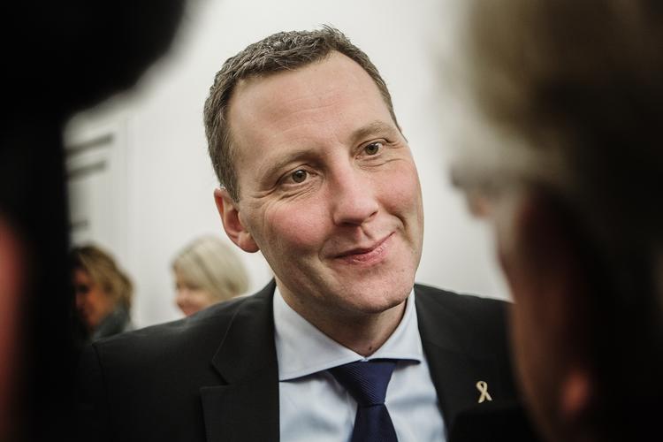 Fortrøstningsfuld. Det skal nok komme. I næste uge, håber forsvarsministeren. Så på de fem lukningstruede kaserner må man bide lidt mere negle over weekenden. 