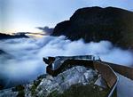 Arkitektur. Reiulf Ramstads geometriske former spiller overbevisende op til og sammen med naturens storhed. Billederne er fra hans store landskabsprojekt og besøgscenter ved udsigtspunktet Geiranger Trollstigen. 