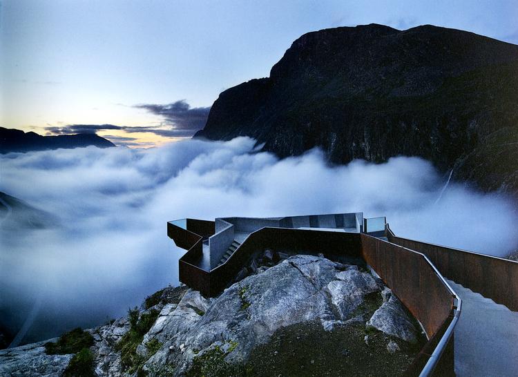 Arkitektur. Reiulf Ramstads geometriske former spiller overbevisende op til og sammen med naturens storhed. Billederne er fra hans store landskabsprojekt og besøgscenter ved udsigtspunktet Geiranger Trollstigen. 