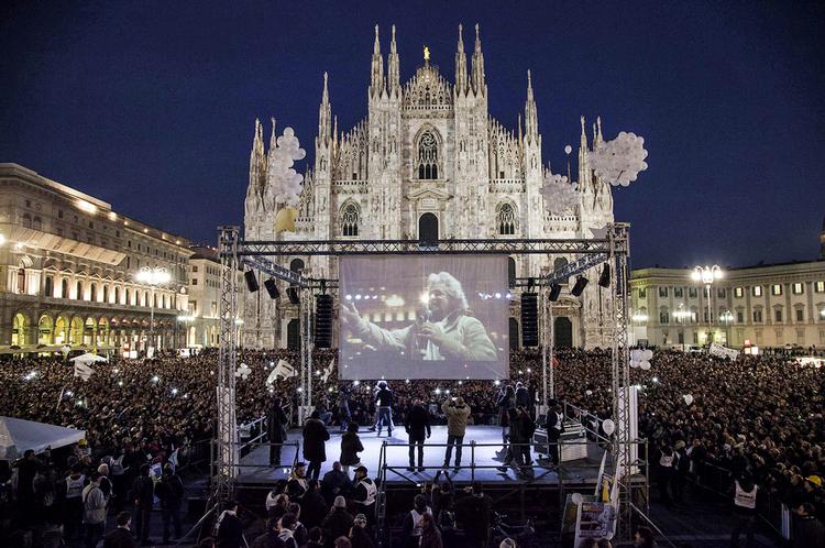 Tsunami-tour. Det er Beppe Grillos egen betegnelse for en valgkamp, der har ført ham rundt i hele Italien. Selv om han ikke selv er på valg, men blot er en 'guru' for bevægelsen, er han så populær, at han forleden samlede over 40.000  mennesker foran katedralen i Milano. 