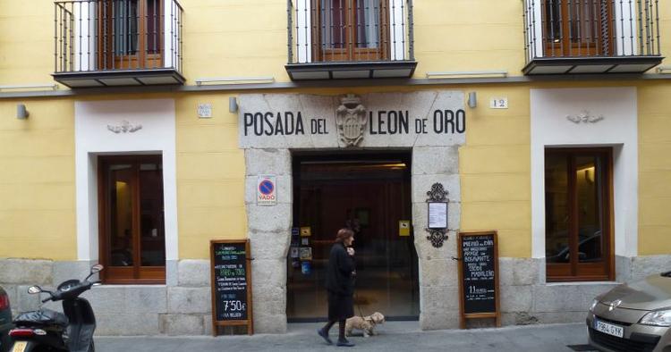 forside.  Facaden lyver. Indendørs er Posada del León de Oro særdeles trendy. 