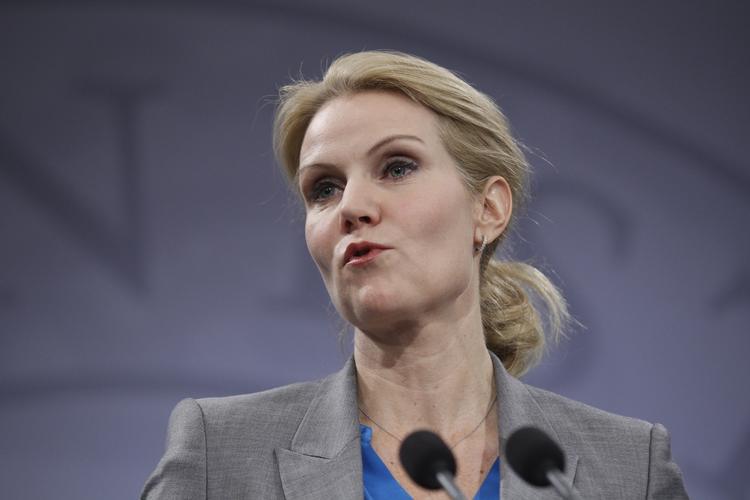 teflon. Helle Thorning-Schmidt og hendes kolleger er dyppet i teflon og kommer aldrig til at indrømme, at de blot kynisk lovede, hvad der skulle til for at vinde, mener Malene Lei Raben. 