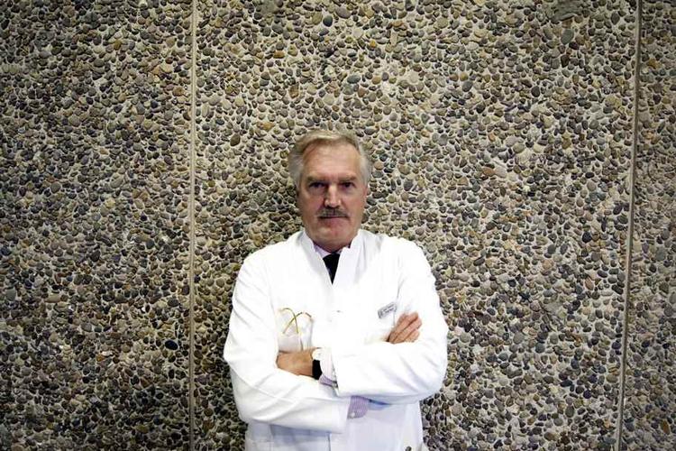 Professor. Lars Heslet 