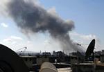 BOMBARDEMENT. Et velkendt billede i Syrien: Røgfane rejser sig over byområde efter beskydning. Her er det Aleppo, der er blevet beskudt. 