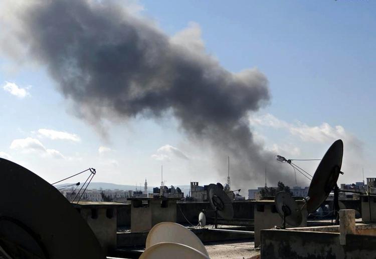 BOMBARDEMENT. Et velkendt billede i Syrien: Røgfane rejser sig over byområde efter beskydning. Her er det Aleppo, der er blevet beskudt. 