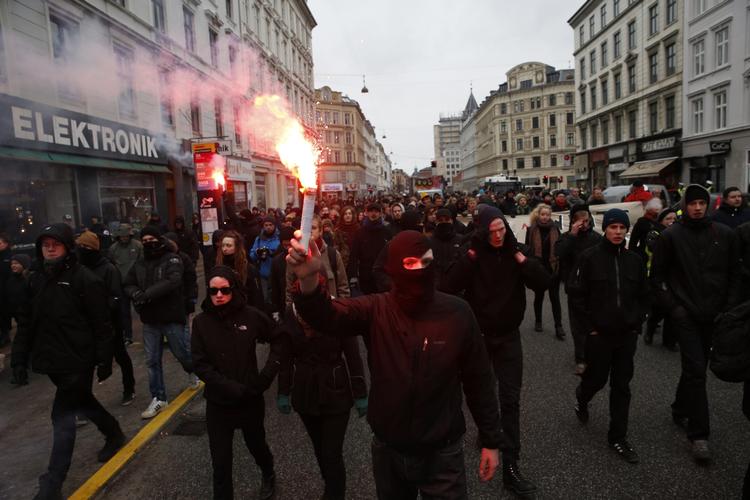 Demonstration. En højreorienteret anti-muslimsk forening demonstrerer i dag i København i forsvar for jøderne. Det har fået aktivister fra den yderste venstrefløj på gaden i protest på, hvad de kalder »racister«. 