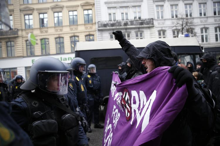 Konfrontation. Højreorienteret demonstration imod chikane af jøder på Nørrebro har fået den yderste venstrefløj på gaden. 