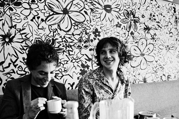 Blomsterbørn. Sanger Sam France(th.) og kapelmester Jonathan Radio(tv.) spillede både hurtigt og en smule rodet på Bremen i starten af februar. 