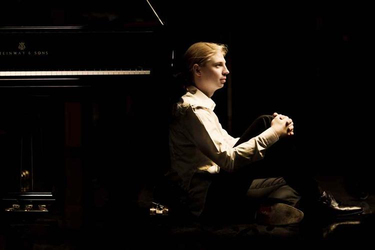 Virtuos. Kozhhukhins ungdommelige vildskab komplimenterer Prokofjevs voldsomme sonater. 