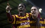 Bradford's Blair Turgott (tv.) fejrer sejren over Aston Villa, der betød adgang til Liga Cup-finalen sammen med holdkammeraten  Nathan Doyle. 