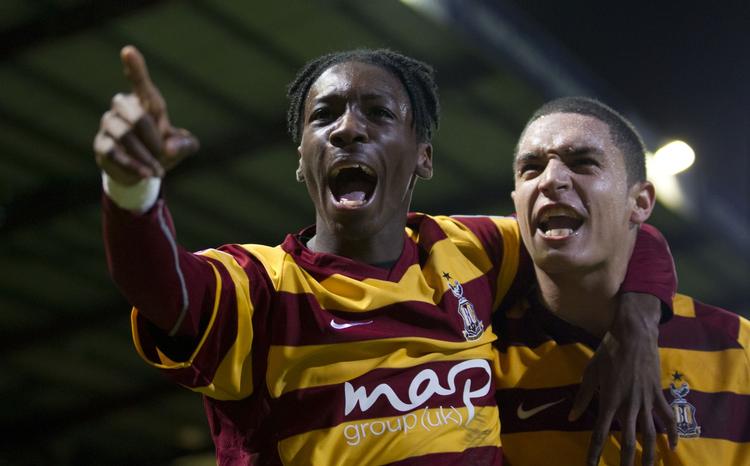 Bradford's Blair Turgott (tv.) fejrer sejren over Aston Villa, der betød adgang til Liga Cup-finalen sammen med holdkammeraten  Nathan Doyle. 