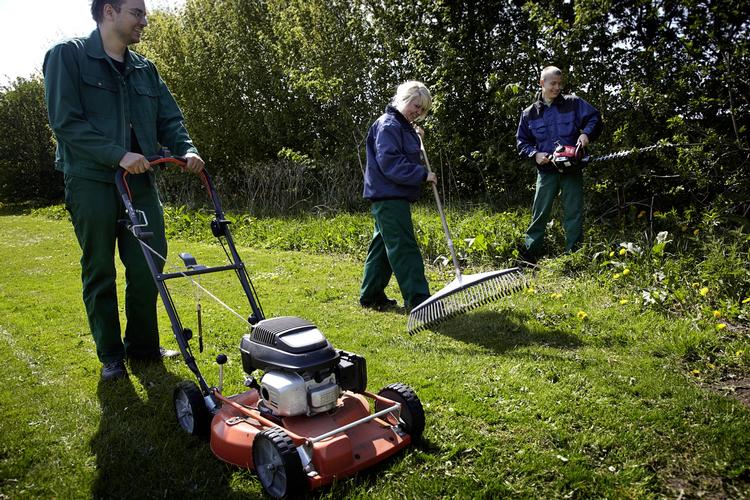 Aktivering. I Aalborg skal unge kontanthjælpsmodtagere ordne pensionisternes hvaer. Jesper Glud Pedersen (til højre) er en af dem, der føler, at ordningen, som Mette Frederiksen (S) vil udbrede, hjælper ham. 