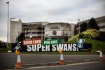 Tændt. Swansea er på den anden ende, inden søndagens kamp i London. I hovedgaden hælder flag med holdets logo, og på torvet bliver der solgt tørklæder og t-shirts i sort og hvid. Ved en tæt trafikeret vej står et skilt, der ønsker held og lykke med kampen i morgen. 