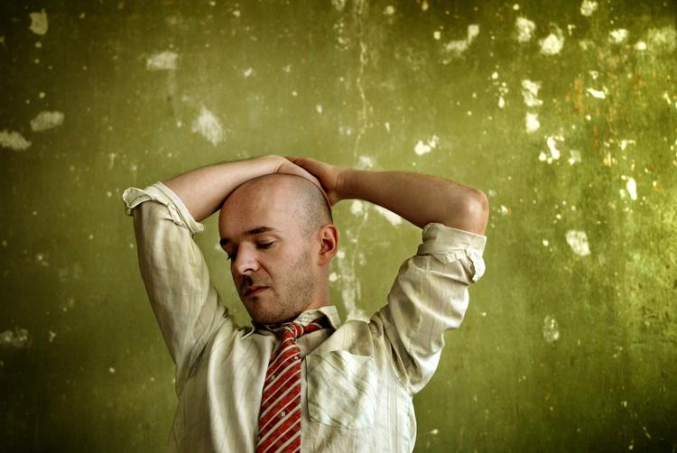 Opløftet. Martin Ryum blev under koncerten hjulpet afsted af to sangerinder, Signe Høirup Wille-Jørgensen og Maria Laurette Friis. 