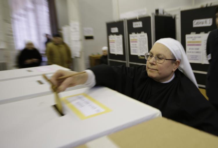 Valg. En nonne afgiver sin stemme i centrum af Rom. Valgstederne lukker først i morgen. 
